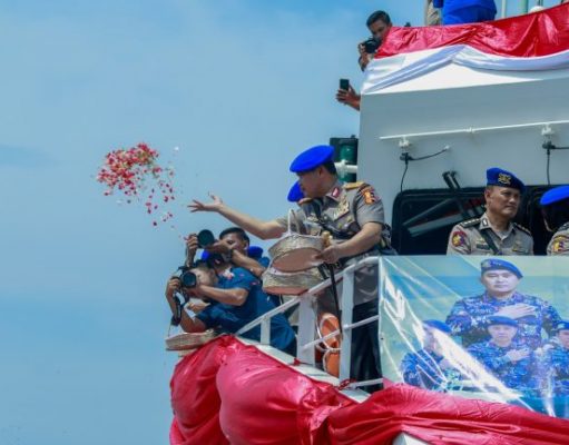 HUT Korpolairud ke-74, Kabaharkam Polri Pimpin Upacara Tabur Bunga di Laut