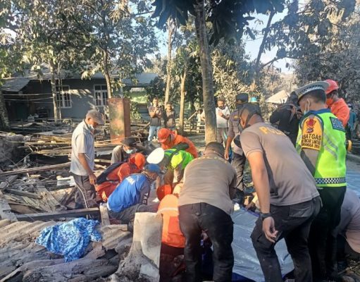 Bencana Gunung Api Lewotobi Laki-Laki di NTT, Polri Terjun Langsung Korban Bencana