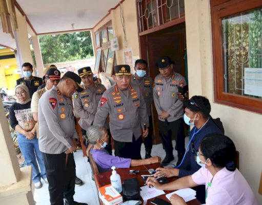 Kapolri Semangati Lansia yang Sakit Ketika Tinjau Posko Pengungsian Lewolaga Gunung Lewotobi
