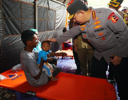 Tinjau Posko Pengungsian Erupsi Lewotobi, Kapolri Pastikan Pelayanan dan Kebutuhan Warga