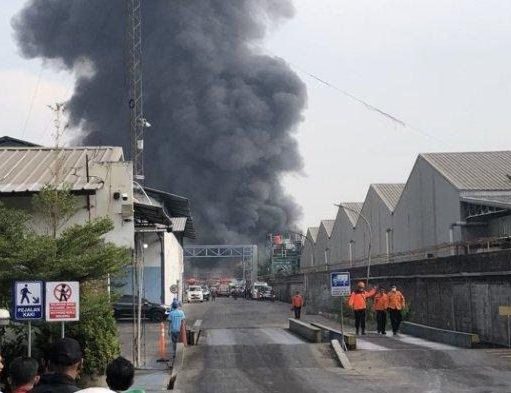 Dalam Penanganan Kebakaran Pabrik Pakan Ternak di Bekasi Polri Mengusung Misi Kemanusiaan