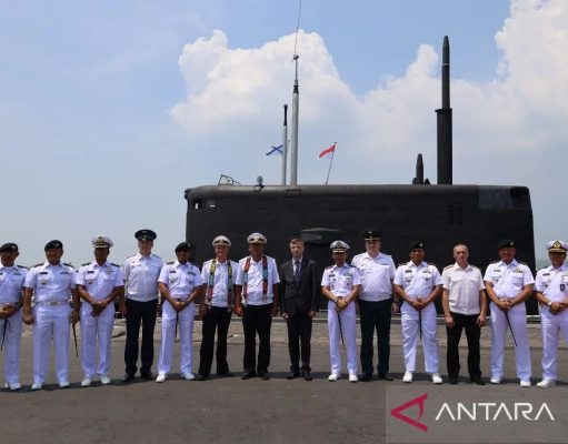 Pertama Kalinya Kapal Selam Rusia Sandar di Surabaya