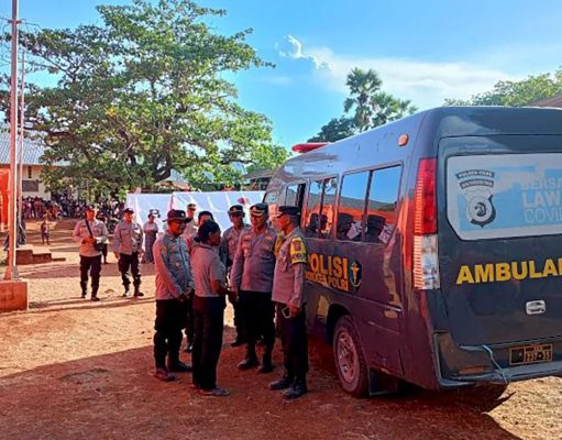 Polisi Berikan Pelayanan Kesehatan Untuk Korban Erupsi Lewotobi NTT