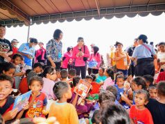 Ketum Bhayangkari Juliati Sigit Prabowo Tinjau Dua Posko Pengungsian Bencana Erupsi Gunung Lewotobi