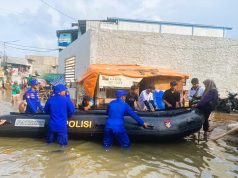 Ditpolairud PMJ Kerahkan Puluhan Personel dan Perahu Karet ke Lokasi Banjir Rob Muara Angke