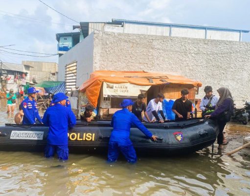 Ditpolairud PMJ Kerahkan Puluhan Personel dan Perahu Karet ke Lokasi Banjir Rob Muara Angke