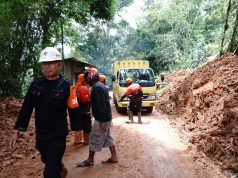 Tim Sar Brimob Polda Jabar Bersihkan Material Longsor di Cisarua Sukabumi