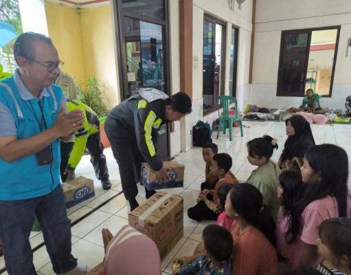 Polres Sukabumi Berikan Bansos dan Evakuasi Korban Banjir Bandang