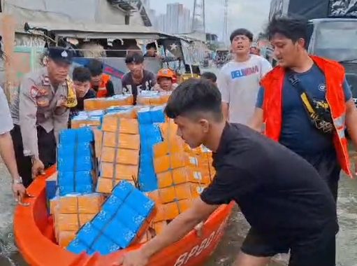 Polsek Kawasan Sunda Kelapa Salurkan Bantuan ke Korban Banjir Rob di Wilayah Muara Angke