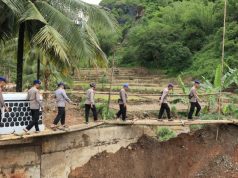 Ditpolairud Polda Jabar dan Satpolairud Polres Sukabumi Bangun Jembatan Darurat Untuk Warga