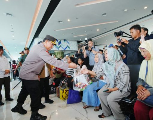 Kapolri Beri Bingkisan Bagi Petugas dan Penumpang di Pelabuhan Merak