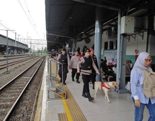 Polisi Dan Anjing Pelacak Siaga Di Stasiun Pasar Senen yang Mulai Dipadati Penumpang