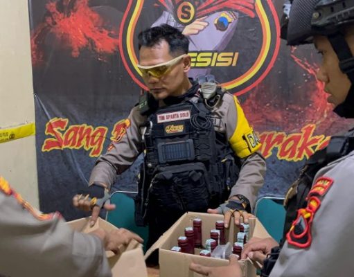 Gerebek Rumah Penjual Miras, Tim Sparta Polresta Surakarta Amankan Belasan Botol Kawa- Kawa