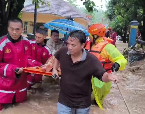 Banjir Bandang Terjang Sukabumi, Polri Evakuasi Ibu dan Bayi dari Gang Sempit