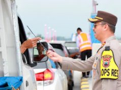 Agar Tidak Macet dan Mudik Lancar Polres Klaten Bagikan Tongkat E-Toll di Gerbang Tol Prambanan
