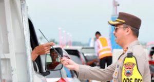 Agar Tidak Macet dan Mudik Lancar Polres Klaten Bagikan Tongkat E-Toll di Gerbang Tol Prambanan