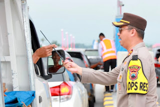 Agar Tidak Macet dan Mudik Lancar Polres Klaten Bagikan Tongkat E-Toll di Gerbang Tol Prambanan