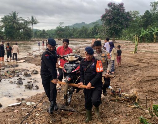 Tim SAR Brimob Polda Jabar Turun Tangan Evakuasi Bencana Banjir Bandang Di Sukabumi