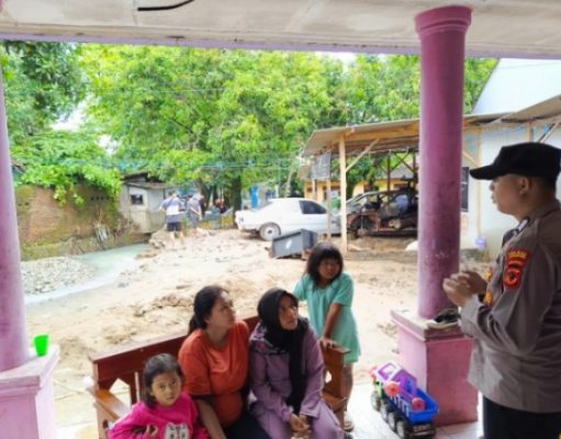 Polres Sukabumi Berikan Trauma Healing Kepada Korban Banjir Bandang Palabuhanratu