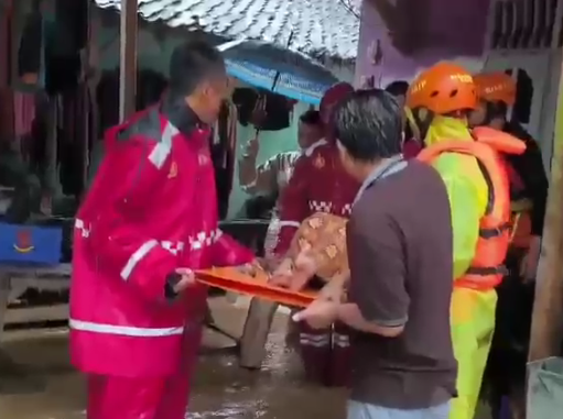 Polisi Evakuasi Warga Terdampak Banjir di Pelabuhan Ratu