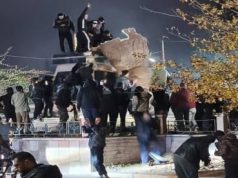 Warga Suriah Robohkan Patung Hafes al-Assad Menyusul Tumbangnya Rezim Baath