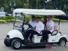 Menggunakan Kendaraan “Buggy” Prabowo Keliling Komplek Istana