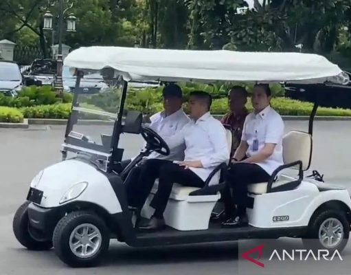 Menggunakan Kendaraan “Buggy” Prabowo Keliling Komplek Istana