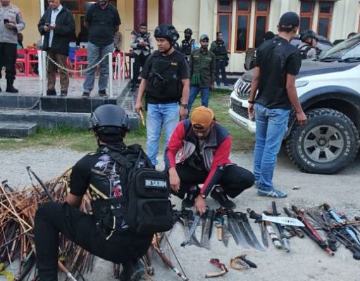 Polres Tolikara Gelar Razia Sita 812 Senjata Tajam