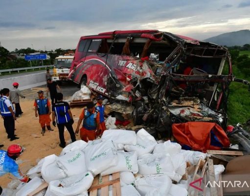 Kecelakaan Antara Bus dan Truk di Tol Pandaan-Malang 4 Korban Tewas