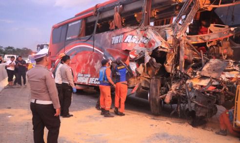 Gerak Cepat Evakuasi Korban Kecelakaan Bus di Tol Pandaan-Malang