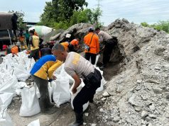 Polres Grobogan Bantu Perbaiki Tanggul Jebol Akibat Banjir