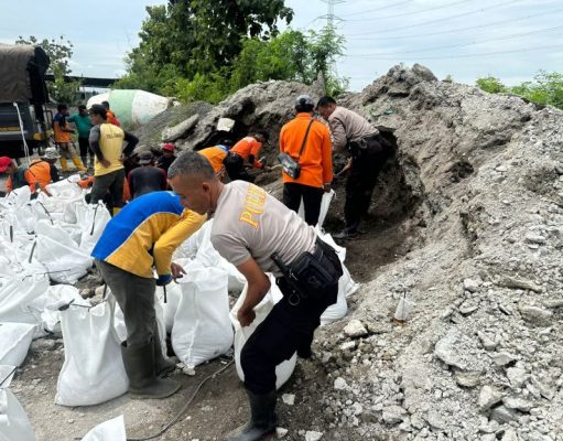 Polres Grobogan Bantu Perbaiki Tanggul Jebol Akibat Banjir