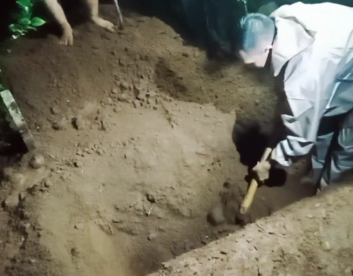 Bripka Purwanto Siang Ngatur Lalu Lintas, Malam Jadi Penggali Kubur