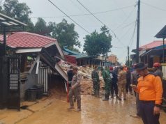 Polda Kepri Evakuasi Bencana Alam Tanah Longsor yang Menimpa Rumah Warga