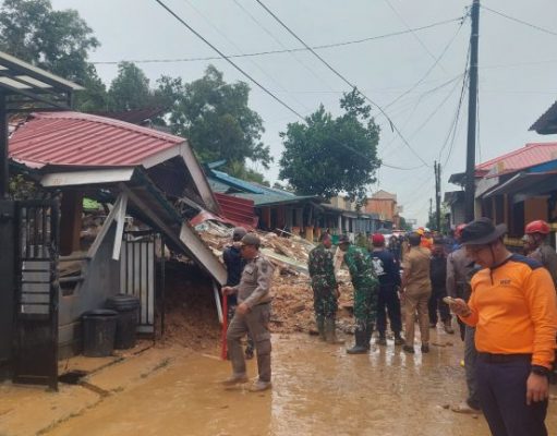 Polda Kepri Evakuasi Bencana Alam Tanah Longsor yang Menimpa Rumah Warga