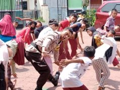 Bhabinkamtibmas Aipda Ridha Susadam Ajarkan Kesenian Tradisional Kepada Generasi Muda