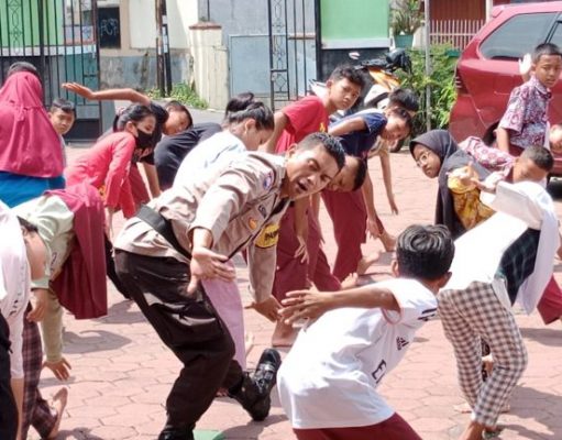 Bhabinkamtibmas Aipda Ridha Susadam Ajarkan Kesenian Tradisional Kepada Generasi Muda