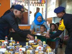 Brimob PMJ Bagikan MBG untuk Anak Jalanan di Karet
