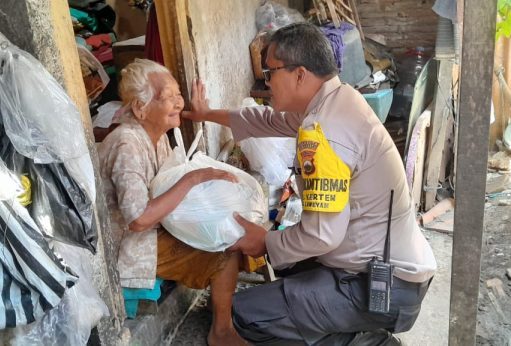 Aiptu Galuh Sudarmono Satu Hari Satu Bantuan bagi Kaum Duafa