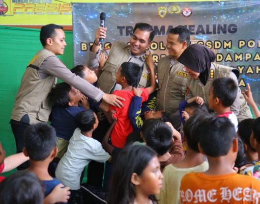 Polri Dirikan Dapur Lapangan dan Gelar Trauma Healing untuk Korban Kebakaran di Kebon Kosong