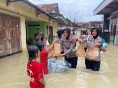 Menerjang Banjir Polwan Polres Grobogan dan Bhayangkari Beri Bantuan Warga