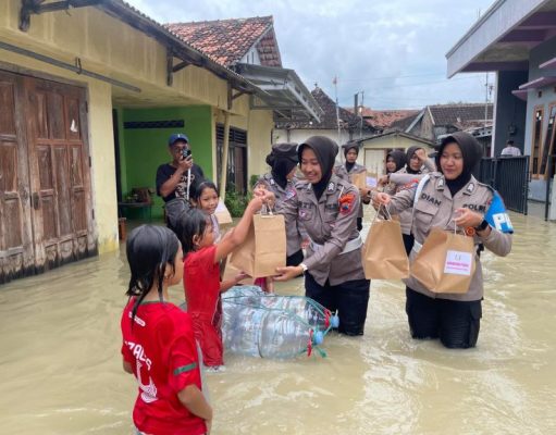Menerjang Banjir Polwan Polres Grobogan dan Bhayangkari Beri Bantuan Warga