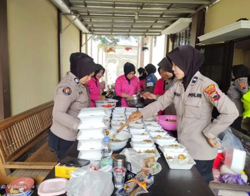 Bhayangkari dan Polwan Polres Pekalongan Buka Dapur Umum untuk Warga Terdampak Banjir