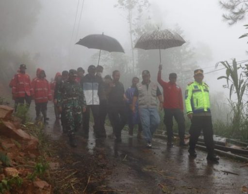 Kunjungi Lokasi Longsor di Petungkriyono, Menteri PU Akan Percepat Pembuatan Akses dan Jembatan Darurat