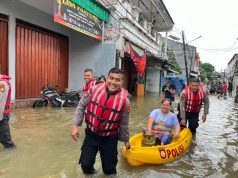 Polisi Evakuasi Warga yang Terjebak Banjir di Cengkareng