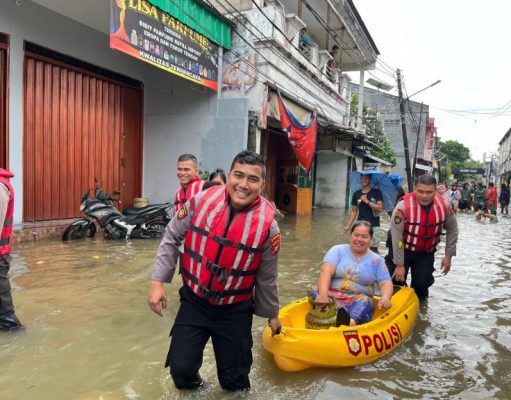 Polisi Evakuasi Warga yang Terjebak Banjir di Cengkareng