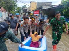 Kapolres Jakarta Utara Pimpin Evakuasi Lansia Terjebak Banjir di Semper Barat