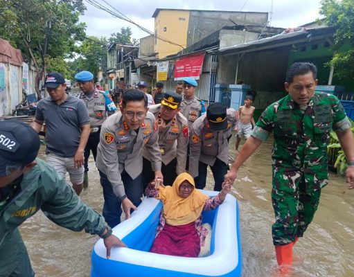 Kapolres Jakarta Utara Pimpin Evakuasi Lansia Terjebak Banjir di Semper Barat
