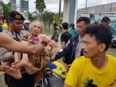 Polres Metro Tangerang Kota Bersama Warga Evakuasi Korban Banjir di Desa Jati Mulya