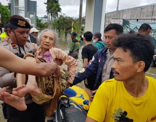 Polres Metro Tangerang Kota Bersama Warga Evakuasi Korban Banjir di Desa Jati Mulya